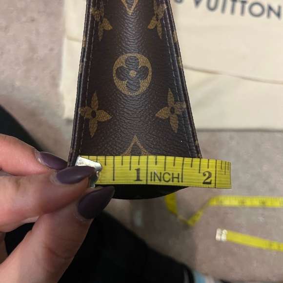 💯% Authentic Louis Vuitton Toiletry 26✨ - Picture 8 of 9